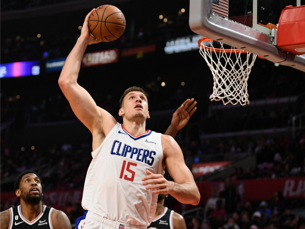 伊维察·祖巴茨作为快船队的主力中锋，他在